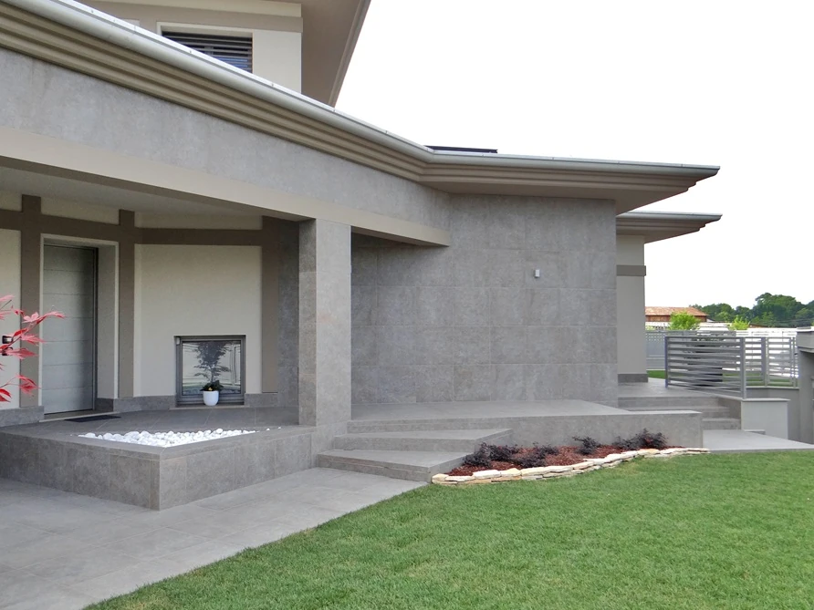 ukladanie płytek na schodach.webp